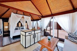 The Ritz-Carlton Ras Al Khaimah, Al Hamra Beach tesisinde bir oturma alanı
