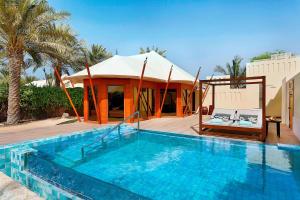 The Ritz-Carlton Ras Al Khaimah, Al Hamra Beach tesisinde veya buraya yakın yüzme havuzu
