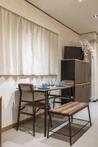 全新2居室！距离池袋(Ikebukuro)步行1分钟 في طوكيو: غرفة طعام مع طاولة وكراسي ونافذة