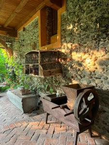 d'une terrasse avec un banc en bois et un mur en pierre. dans l'établissement La casa Arancione, à Boves