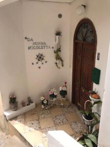 una stanza con una porta e fiori sul muro di Da Nonna Nicoletta a Furore