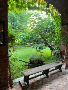 un banc en bois installé devant un jardin dans l'établissement La casa Arancione, à Boves