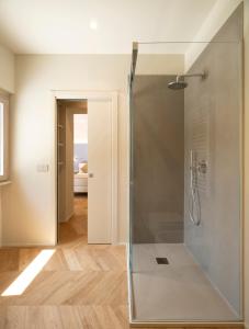 La salle de bains est pourvue d'une douche avec une porte en verre. dans l'établissement Marna Relais, à Sirolo