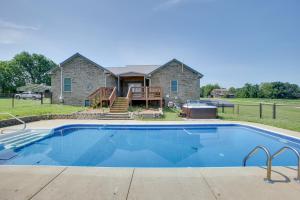 una casa con piscina di fronte a una casa di Expansive Cedar Hill Rental with Pool and Hot Tub! 