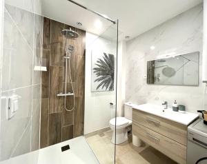 W łazience znajduje się prysznic, toaleta i umywalka. w obiekcie Appartement ~ L'Amour à la Plage ~ à 15min de Lyon w mieście Miribel