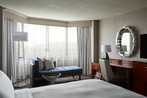 Postel nebo postele na pokoji v ubytování Crystal Gateway Marriott