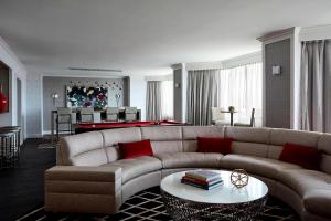 Posezení v ubytování Crystal Gateway Marriott
