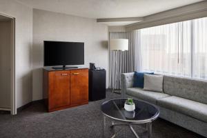 TV a/nebo společenská místnost v ubytování Crystal Gateway Marriott