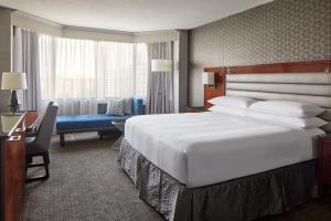 Postel nebo postele na pokoji v ubytování Crystal Gateway Marriott