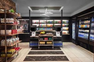 Supermarket nebo jiné obchody v  hotelu nebo okolí