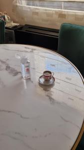 una mesa con una taza y un platillo en ella en Aleksandar, en Pirot