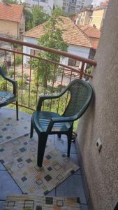 una silla verde sentada en un balcón en Aleksandar, en Pirot