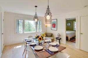 uma sala de jantar e sala de estar com mesa e cadeiras em Modern Mountainside Home with Trail Access On-Site em Boiceville
