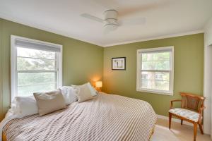 Tempat tidur dalam kamar di Modern Mountainside Home with Trail Access On-Site
