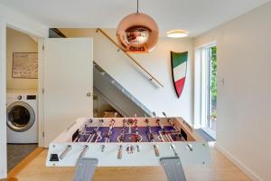 eine Küche mit einer Tischtennisplatte in einem Haus in der Unterkunft Modern Mountainside Home with Trail Access On-Site in Boiceville