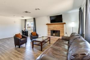 uma sala de estar com um sofá e uma lareira em Quiet Ridgecrest Vacation Rental with Private Yard! em Ridgecrest