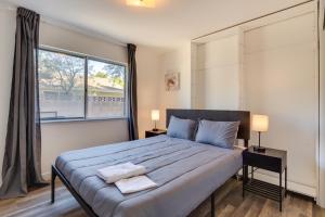 um quarto com uma cama grande e uma janela grande em Quiet Ridgecrest Vacation Rental with Private Yard! em Ridgecrest
