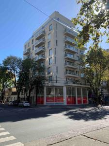 un gran edificio de apartamentos en el lateral de una calle en Departamento a estrenar en Buenos Aires