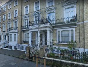 duży ceglany budynek z balkonami na ulicy w obiekcie Kings Road Retreat - Affordable Serviced Apartments in Chelsea w Londynie