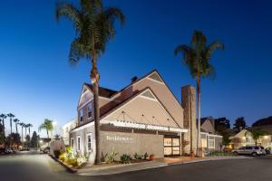 um edifício com uma palmeira em frente em Residence Inn by Marriott Long Beach em Long Beach