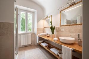 a bathroom with two sinks and a mirror at Agriturismo Terre della Rinascita in Castelnuovo della Misericordia