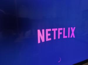 Un letrero de Netflix en el costado de una computadora portátil. en CKBSM Central Square Apartment Kalamata, en Kalamata