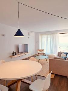 Μια τηλεόραση ή/και κέντρο ψυχαγωγίας στο Sesimbra Califórnia beach front