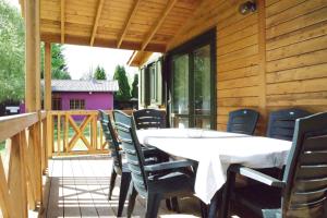 patio con tavolo e sedie bianchi su una terrazza di Chalet Hertzland a Ranspach