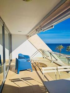 d'un balcon avec des chaises et une vue sur l'océan. dans l'établissement Sesimbra Califórnia beach front, à Sesimbra