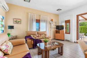 sala de estar con sofá y mesa en Villa Rosario - PlusHolidays, en Calpe