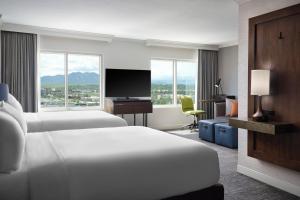um quarto de hotel com duas camas e uma televisão em Renaissance Boulder Flatiron Hotel em Broomfield