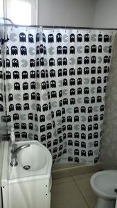 ein Bad mit einem schwarzen und weißen Duschvorhang in der Unterkunft Hermoso departamento amoblado! in Mendoza