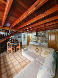 uma cama grande num quarto com tecto em madeira em StarHome em San Miguel de Meruelo