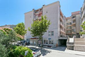 un immeuble d'appartements dans une ville avec un parking dans l'établissement Apartments with WiFi Makarska - 20217, à Makarska