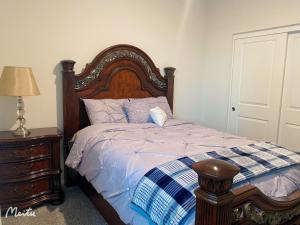 1 dormitorio con 1 cama con cabecero de madera y mesa en One-Story House Whit 4 Rooms, en Riverside