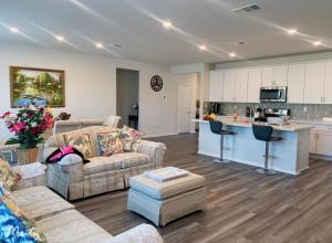 sala de estar con sofá y cocina en One-Story House Whit 4 Rooms, en Riverside