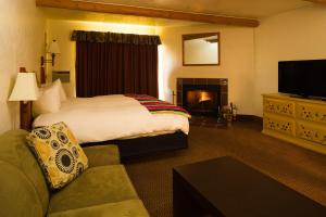 A bed or beds in a room at El Pueblo Lodge