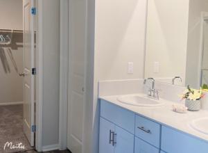 Baño con 2 lavabos y espejo en One-Story House Whit 4 Rooms, en Riverside