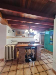une cuisine avec une table et un radiateur dans l'établissement Myhouse, à San Miguel de Meruelo