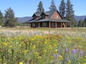 una casa en medio de un campo de flores en Tunk Valley Ranch House, en Riverside