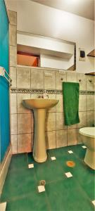 uma casa de banho com um lavatório e um WC em DEPARTAMENTO CÉNTRICO , CÓMODO Y ECONÓMICO EN CUSCO em Cusco