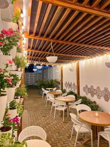 聖安德烈斯的住宿－Azure Lofts & Pool，一间带桌椅和鲜花的餐厅
