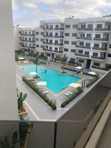 een uitzicht over een zwembad in een gebouw bij Luxurious Mannesmann Beach in Mohammedia