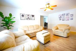 ein Wohnzimmer mit 2 Sofas und 2 Stühlen in der Unterkunft Blue House 2 in Sioux Falls