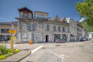 ein altes Gebäude an der Ecke einer Straße in der Unterkunft Le Family's 39 - CHU in La Tronche