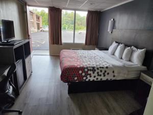 Habitación de hotel con cama y TV en Econo Lodge Wytheville en Wytheville