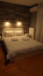 1 dormitorio con 1 cama con 2 toallas en Casablanca en Niš