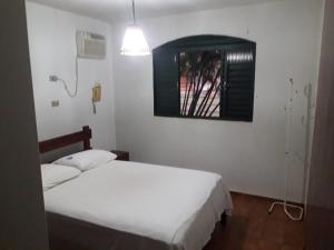 En eller flere senger på et rom på Chalés Holiday House
