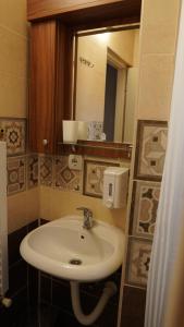 ein Bad mit einem Waschbecken und einem Spiegel in der Unterkunft Casablanca in Niš