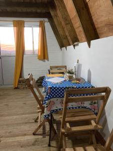 Aiguá的住宿－Don Cleto，一间带桌子和两把椅子的用餐室